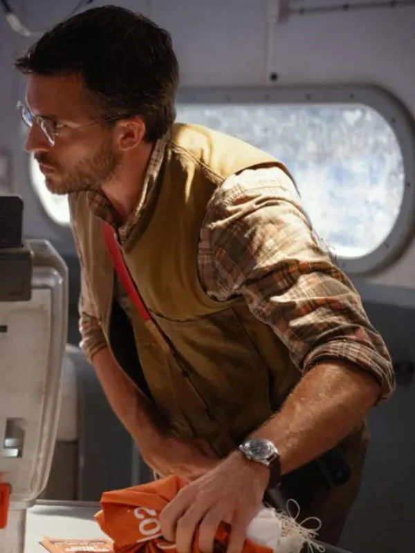 Jonathan bailey jurassic world rebirth 2025 brown vest